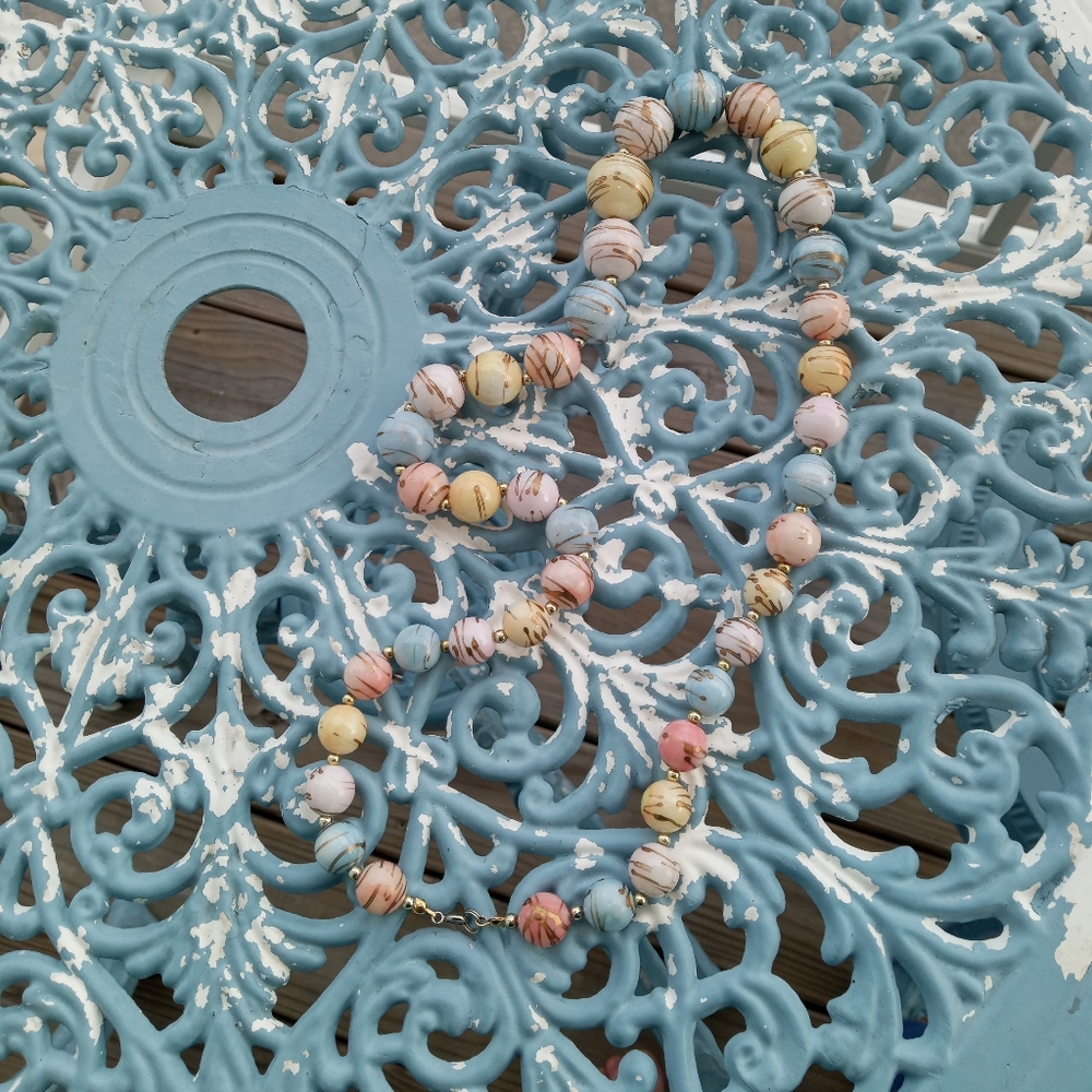 VINTAGE beaded pastel necklace with gold accents - Picture 5 of 5